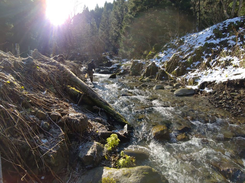 朝焼けの渓流釣り