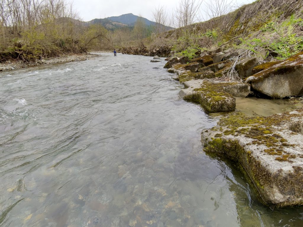 秋田県の増水時の渓流