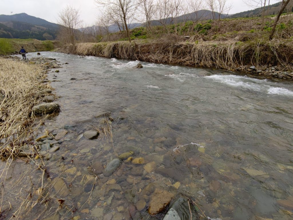 秋田県の雪代の残る渓流