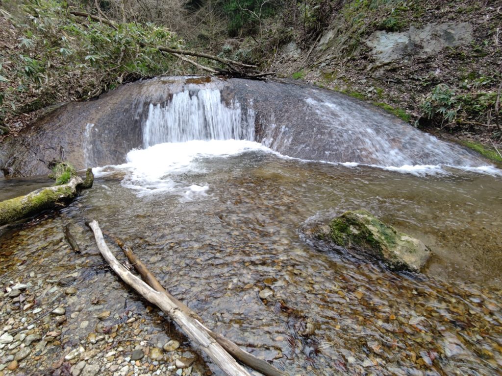 岩を滑り落ちる滝