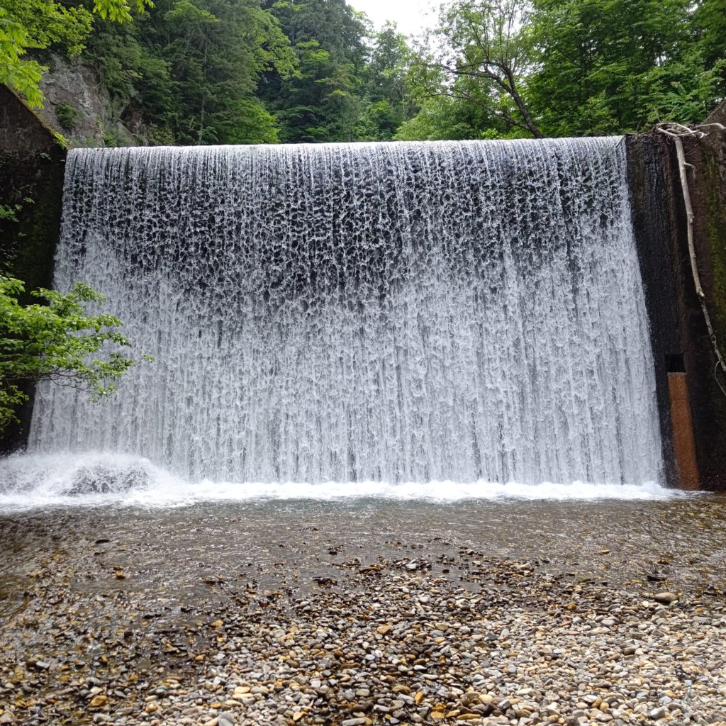 山岳に佇む堰堤