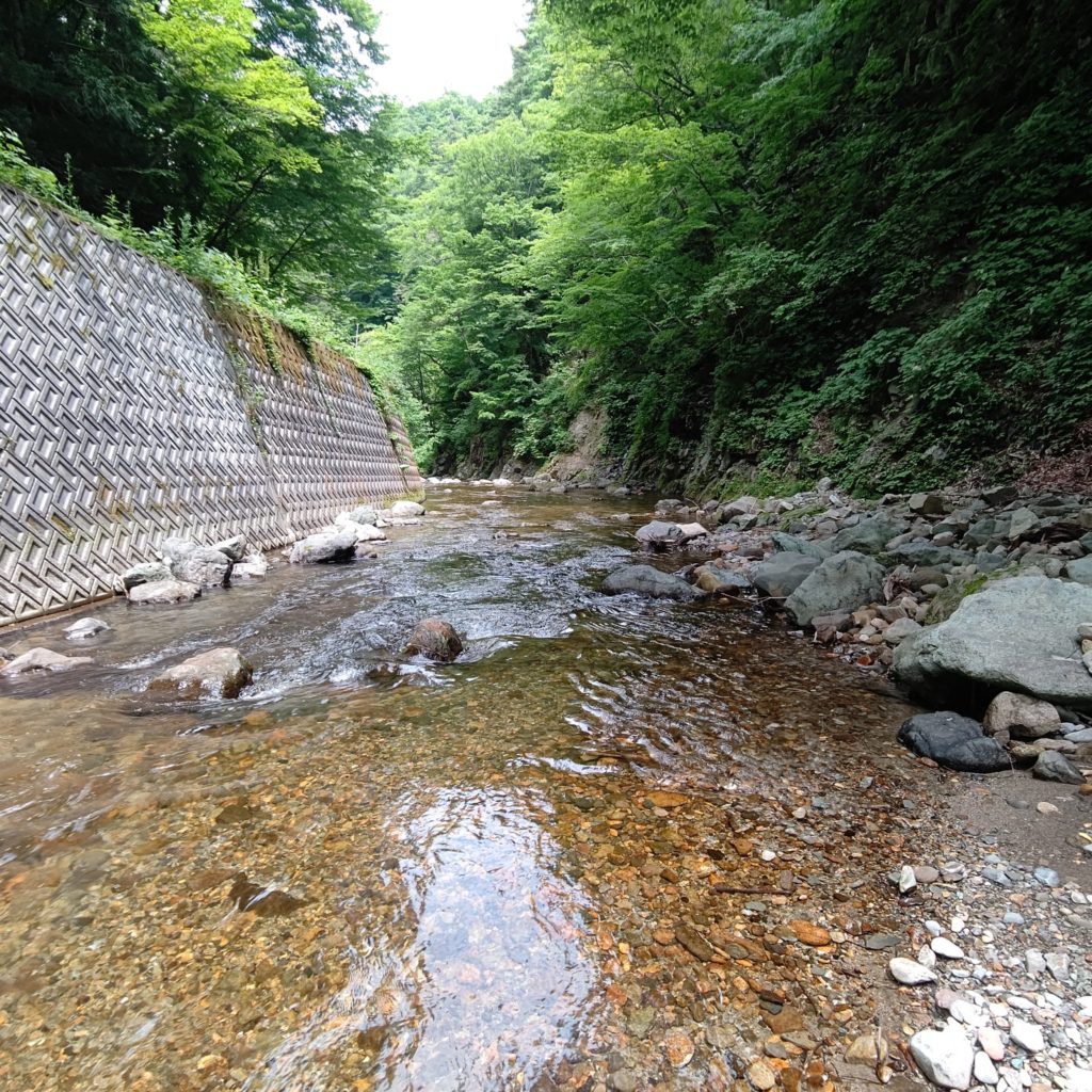 山岳渓流を上から撮影