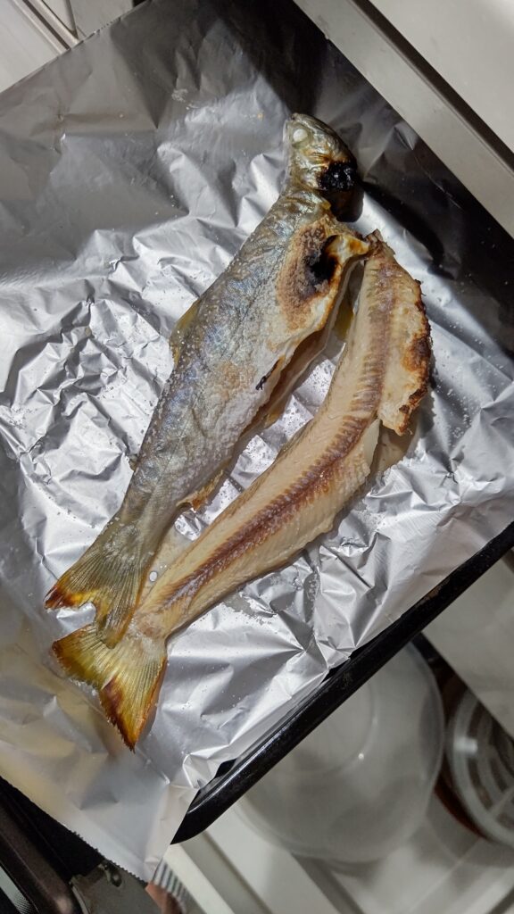 グリルで焼く川魚